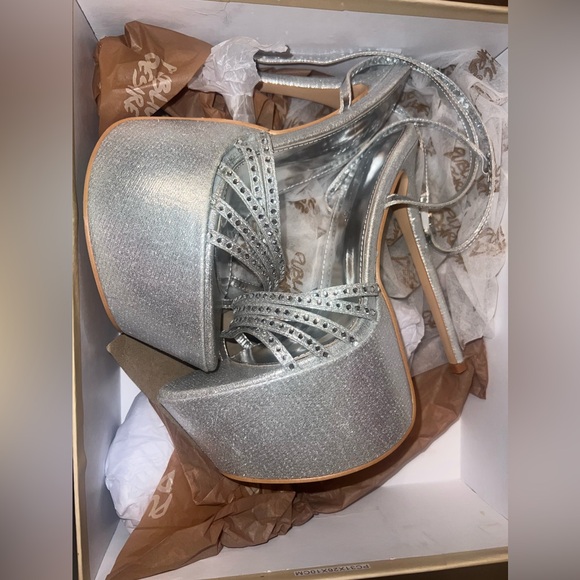 Size on the bottom of heel says 9 but I wear an 8.5 and they fit me just fine - Picture 1 of 5